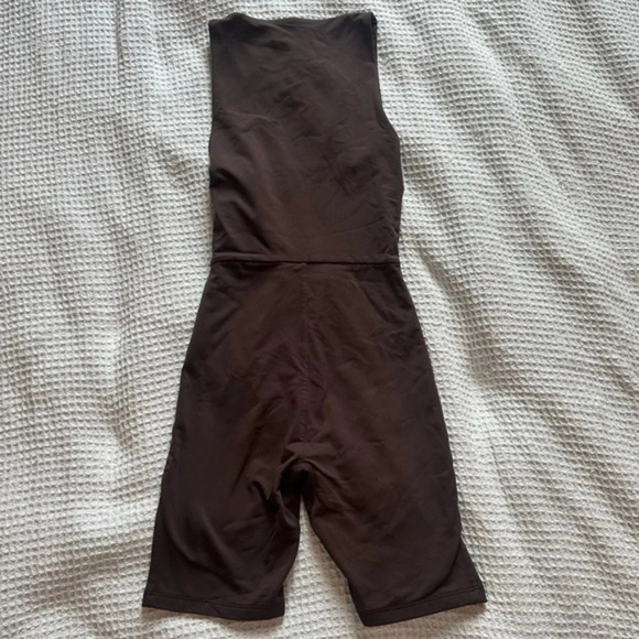 Babaton Aritzia Contour V-Neck Romper brown size XS spring 2023 collection - Picture 8 of 12